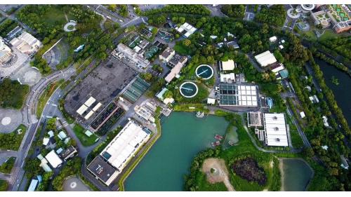澄清湖淨水場位於鳥松區，起源於日據時期因戰備所需工業用水，而成立高雄工業給水廠，成為台灣第一個提供工業用水而設置的水廠。1947年政府接收台灣後，將其改為高雄工業給水工務所，整修機具，恢復供水，1963年因配合澄清湖之命名，工務所更名為台灣省澄清湖工業水廠，1974年政府成立台灣省自來水公司，澄清湖納入台灣自來水公司第七區管理處，2003年採用國內首創奈米級高級淨水設備，蛻變為高級淨水場，淨水場水源取自高屏溪攔河堰，利用抽水機將水抽至澄清湖水庫內，設計出水量為每日45萬噸。
&nbsp;