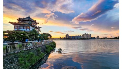 得月樓。「蓬島湧金」是澄清湖風景特定八景之一，於位澄清湖東岸，每屆黃昏日落時分，夕陽灑在河水上的光，像是許多金針銀線，隨著水波晃動著，令人陶醉！