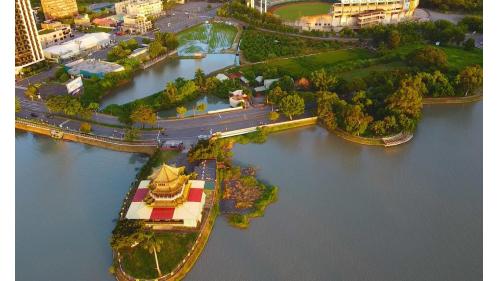 得月樓。「蓬島湧金」是澄清湖風景特定八景之一，於位澄清湖東岸，每屆黃昏日落時分，夕陽灑在河水上的光，像是許多金針銀線，隨著水波晃動著，令人陶醉！