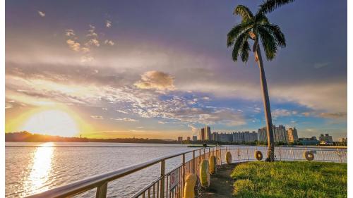 得月樓畔夕照。「蓬島湧金」是澄清湖風景特定八景之一，於位澄清湖東岸，每屆黃昏日落時分，夕陽灑在河水上的光，像是許多金針銀線，隨著水波晃動著，令人陶醉！