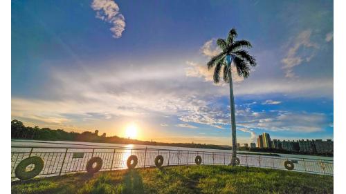 得月樓畔夕照。「蓬島湧金」是澄清湖風景特定八景之一，於位澄清湖東岸，每屆黃昏日落時分，夕陽灑在河水上的光，像是許多金針銀線，隨著水波晃動著，令人陶醉！