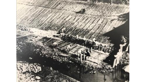 鳥山頭水庫>嘉南大圳施工：1919年8月，台灣總督府成立「公共埤圳官佃溪埤圳組合」負責整個嘉南大圳的興築計畫與執行。