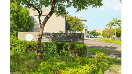 路竹淨水場興建於2008年，水源取自阿公店水庫，設計出水能力每日12萬噸，主要為解決南部科學園區管理局高雄園區之民生及工業用水需求，淨水場除供應園區內廠商用水量外，有餘裕水量則配合南化水庫餘水調配，供應鄰近鄉鎮民生用水需求。路竹淨水場為北高雄最重要之淨水場之一，對於該地區經濟發展及民生需求有重要貢獻。