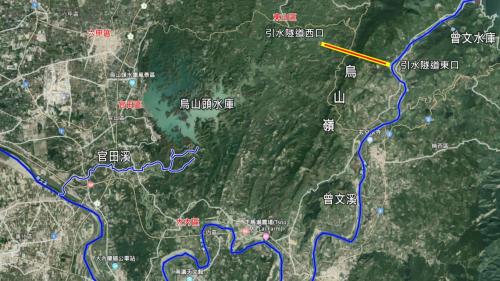 烏山頭水庫地理位置：烏山頭水庫位於曾文溪支流官田溪上游，利用台南市官田區、六甲區、大內區及東山區間的地窪谷地為集水區，水源則利用3170公尺的引水隧道，穿越烏山嶺自曾文溪上游大埔溪取水，為一離槽式水庫。