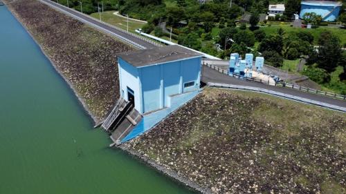 鳳山淨水場取水口。為靠岸斜槽式滑動閘門，分層開啟閘門取水。