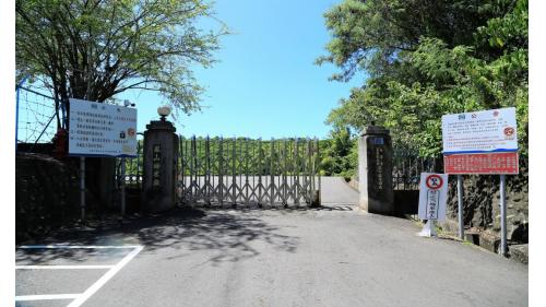 鳳山水庫於1982年6月完工啟用，位於鳳山丘陵東南麓，水源來自東港溪、高屏溪越域引水，是一離槽水庫。為鳳山淨水場工業用水的主要水源，原水由港西抽水站抽取東港溪水溪水，以輸水幹管抽送至庫內，再由水庫抽水送至鳳山淨水場內處理，是大高雄地區最重要的工業用水供應地。