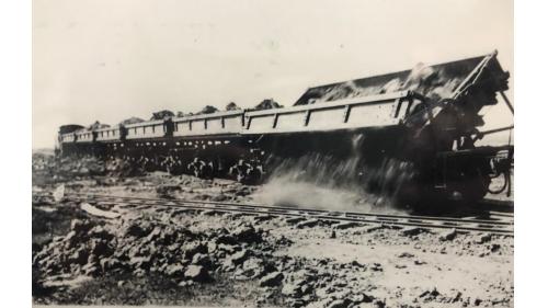 烏山頭水庫建造所用的倒轉式土運車：這種倒轉式砂石搬運車是當時最新穎的施工機具之一。