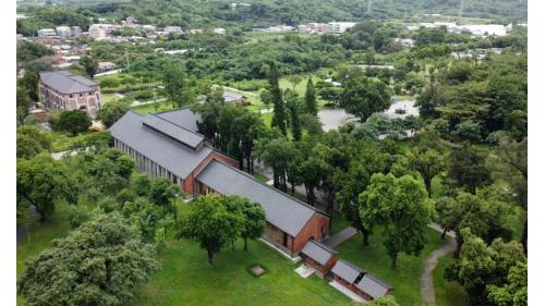 廣間型磚造建築，Ｌ字型建築，外側設有扶壁柱增加抗震力，屋頂挑高係為排除室內機具所產生的熱氣，除兩側開多面窗戶排氣外，屋架則採用太子樓的設計，利用浮力通風原理將熱空氣往室外排出。