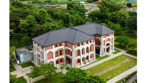 送出唧筒室於1922年啟用，為一座古色古香的百年紅磚挑高建築，是當時水道體系中最龐大的建築體，主體結構由內側磚牆與外側鋼筋混凝土柱樑框架構成，柱樑框架節點擴大斷面增加剛度，也因此形成了建築外觀的最大特色。