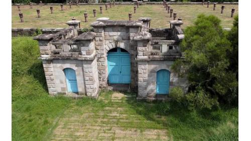 淨水池，外觀為天然石材與仿石塊兩種組合而成之灰色建物，形制固若城堡。