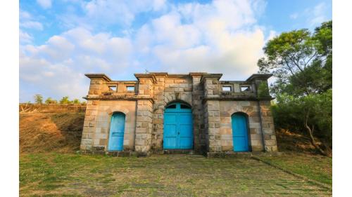 淨水池，外觀為天然石材與仿石塊兩種組合而成之灰色建物，形制固若城堡。