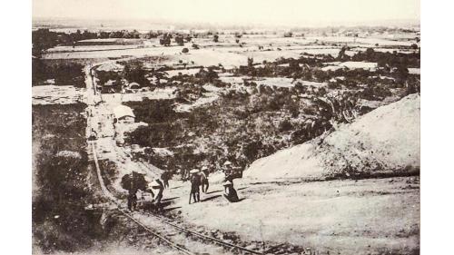 1922年台南水道工程施工中，左側可明顯看到設施，方便將材料運送至高地。