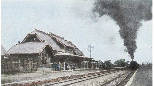 萬華原稱艋舺，第一代萬華車站建於光緒27年（1901）8月25日，當時名為「艋舺站」，係簡陋站亭，位於今愛國西路與中華路交叉處，直至1918年遷移現址(今艋舺大道與康定路口)。
&nbsp;