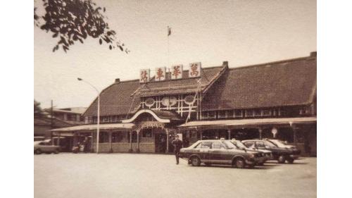 萬華原稱艋舺，第一代萬華車站建於光緒27年（1901）8月25日，當時名為「艋舺站」，係簡陋站亭，位於今愛國西路與中華路交叉處，直至1918年遷移現址(今艋舺大道與康定路口)，改建為融合東、西風貌的木造站房，1920年更名為萬華站。1921年至1965年曾經行駛萬華-公館的新店線通車，一度成為鐵路的端點車站。

&nbsp;