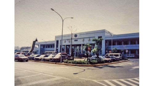 第二代萬華車站於1986年為了便利鐵路地下化工程與新萬華車站前站興建工程之進，於1986年遭拆除。1988年9月19日配合台北至萬華間鐵路地下化工程，改建為鋼筋混凝土的現代化白色站房(第三代)。1989年9月2日臺北車站與萬華車站之間的鐵路地下化工程竣工並通車，此為三代的萬華車站。
&nbsp;