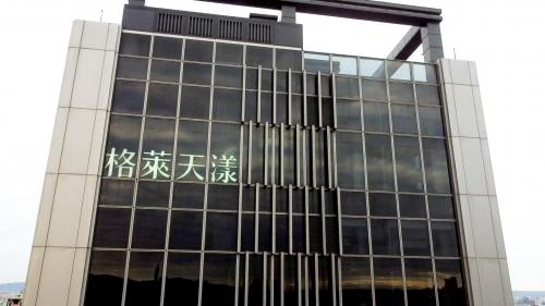 萬華車站分為東、西兩棟站房，東站設有地上16樓及地下一樓，地下一樓為台鐵月台層，地上一樓設有出入口、臺鐵售票處、自動售票機、服務台，2樓尚未開放，3樓至10樓為臺北市政府第二行政中心各機構，11樓為聯合醫院辦公層，12樓為機電層，13樓至16樓為格萊天樣大飯店宴會廳。