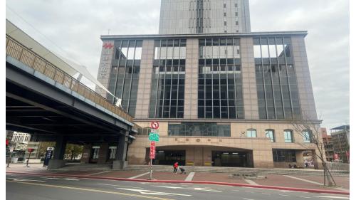 &nbsp;萬華車站分為東、西兩棟站房，西站地下一樓為台鐵月台層，地上一樓設有出入口、臺鐵售票處、自動售票機、等候區、剪票口及台北凱達大飯店旅館大廳，2樓為凱達大飯店旅客大廳3樓至4樓為凱達大飯店宴會廳及餐廳，5樓至6樓為凱達大飯店公共設施，7樓至26樓為凱達大飯店飯店層。
&nbsp;