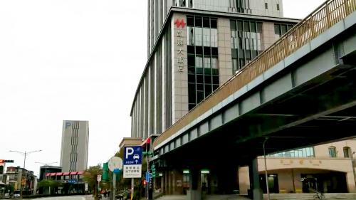 &nbsp;萬華車站分為東、西兩棟站房，西站地下一樓為台鐵月台層，地上一樓設有出入口、臺鐵售票處、自動售票機、等候區、剪票口及台北凱達大飯店旅館大廳，2樓為凱達大飯店旅客大廳3樓至4樓為凱達大飯店宴會廳及餐廳，5樓至6樓為凱達大飯店公共設施，7樓至26樓為凱達大飯店飯店層。
&nbsp;
