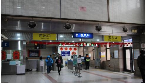 &nbsp;萬華車站分為東、西兩棟站房，西站地下一樓為台鐵月台層，地上一樓設有出入口、臺鐵售票處、自動售票機、等候區、剪票口及台北凱達大飯店旅館大廳，2樓為凱達大飯店旅客大廳3樓至4樓為凱達大飯店宴會廳及餐廳，5樓至6樓為凱達大飯店公共設施，7樓至26樓為凱達大飯店飯店層。
&nbsp;