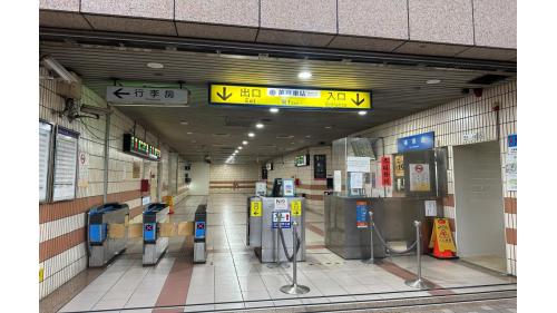 &nbsp;萬華車站地上一樓設有出入口。