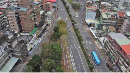 &nbsp;萬板專案工程萬華車站地下化後，原鐵路隧道上方運用於興建艋舺大道。