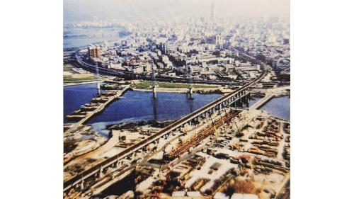 新店溪過河隧道工程施工步驟，先於板橋端圍築長約140公尺之第一期圍堰，並於台北市端進行疏浚，以維流水斷面，而後進行明挖隧道施工，第一期圍堰拆除疏浚後，於台北端進行第二期圍堰155公尺，並進行明挖隧道施工，二期圍堰拆除，恢復河中原有斷面並進行河床保護。