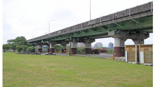 &nbsp;華翠大橋為萬板專案中的一項工程，於1999年9月15日正式動工，2001年7月14日完工，工程內容為將原新店溪鐵路橋改建為公路橋，將原鐵路橋之下部結構保留，移除舊有混凝土預力樑，改用鋼構箱型樑取代，並拓寬橋面寬度為雙向四線車道，以作為公路橋使用。