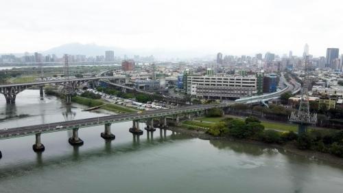 &nbsp;華翠大橋為萬板專案中的一項工程，於1999年9月15日正式動工，2001年7月14日完工，工程內容為將原新店溪鐵路橋改建為公路橋，將原鐵路橋之下部結構保留，移除舊有混凝土預力樑，改用鋼構箱型樑取代，並拓寬橋面寬度為雙向四線車道，以作為公路橋使用。
&nbsp;