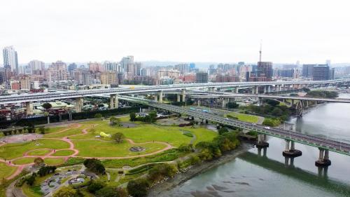 &nbsp;華翠大橋為萬板專案中的一項工程，於1999年9月15日正式動工，2001年7月14日完工，工程內容為將原新店溪鐵路橋改建為公路橋，將原鐵路橋之下部結構保留，移除舊有混凝土預力樑，改用鋼構箱型樑取代，並拓寬橋面寬度為雙向四線車道，以作為公路橋使用。