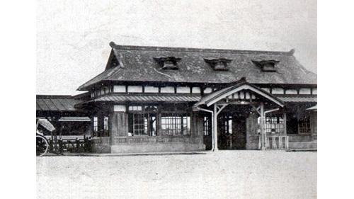 &nbsp;板橋設於車站於1901年，舊名枋橋，當時原本行經海山口(今新莊)的鐵路改線，才在枋橋(今板橋)的舊城區附近(府中路)設立簡易站亭，1920年改稱板橋站。1922年續改建為木造站房，應屬第二代車站。
