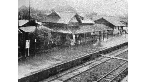 &nbsp;板橋設於車站於1901年，舊名枋橋，當時原本行經海山口(今新莊)的鐵路改線，才在枋橋(今板橋)的舊城區附近(府中路)設立簡易站亭，1920年改稱板橋站。1922年續改建為木造站房，應屬第二代車站。