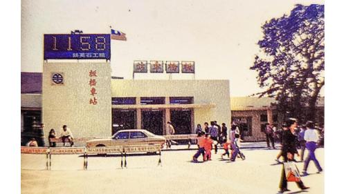 &nbsp;板橋車站至民國40年7月才改建為磚造建築新車站，並於75年擴建。為配合萬板專案進度，84年在板橋客車場與原板橋酒廠舊址，開始興建地下化新站與車站大樓，並於85年啓用跨站臨時站房，迄88年7月21日第三代車站大樓竣工後，新板橋車站終於以亮麗之姿通車啓用。
&nbsp;