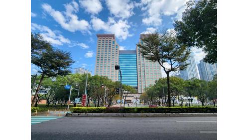 &nbsp;板橋車站主體為地上25層及地下5層的建築，總樓地板面積為30餘萬平方公尺，建築物高度116.8公尺，開挖深度25公尺，為全台樓層第二高的車站建築，匯集台鐵、高鐵、公車、國道客運、捷運板橋線及環狀線，並結合商業及文化等多元機能。
&nbsp;