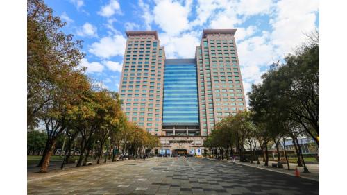 &nbsp;板橋車站主體為地上25層及地下5層的建築，總樓地板面積為30餘萬平方公尺，建築物高度116.8公尺，開挖深度25公尺，為全台樓層第二高的車站建築，匯集台鐵、高鐵、公車、國道客運、捷運板橋線及環狀線，並結合商業及文化等多元機能。
&nbsp;