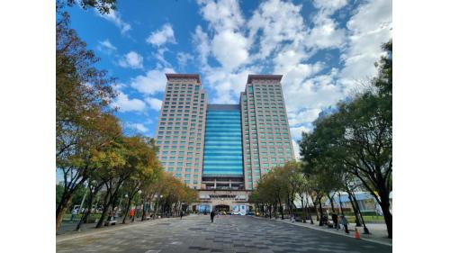 &nbsp;板橋車站主體為地上25層及地下5層的建築，總樓地板面積為30餘萬平方公尺，建築物高度116.8公尺，開挖深度25公尺，為全台樓層第二高的車站建築，匯集台鐵、高鐵、公車、國道客運、捷運板橋線及環狀線，並結合商業及文化等多元機能。
&nbsp;