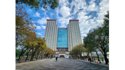 &nbsp;板橋車站主體為地上25層及地下5層的建築，總樓地板面積為30餘萬平方公尺，建築物高度116.8公尺，開挖深度25公尺，為全台樓層第二高的車站建築，匯集台鐵、高鐵、公車、國道客運、捷運板橋線及環狀線，並結合商業及文化等多元機能。
&nbsp;