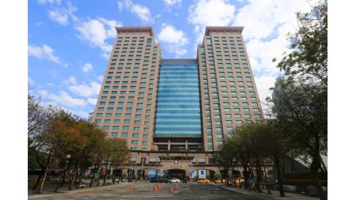&nbsp;板橋車站主體為地上25層及地下5層的建築，總樓地板面積為30餘萬平方公尺，建築物高度116.8公尺，開挖深度25公尺，為全台樓層第二高的車站建築，匯集台鐵、高鐵、公車、國道客運、捷運板橋線及環狀線，並結合商業及文化等多元機能。
&nbsp;