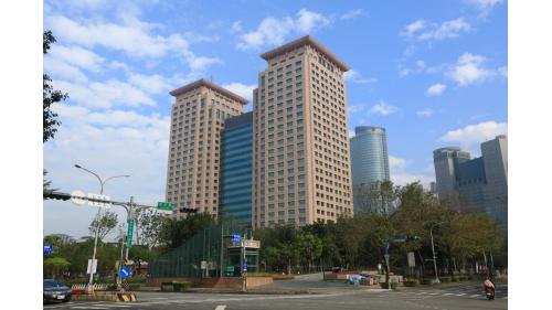 &nbsp;板橋車站主體為地上25層及地下5層的建築，總樓地板面積為30餘萬平方公尺，建築物高度116.8公尺，開挖深度25公尺，為全台樓層第二高的車站建築，匯集台鐵、高鐵、公車、國道客運、捷運板橋線及環狀線，並結合商業及文化等多元機能。