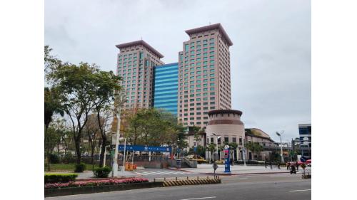 &nbsp;板橋車站主體為地上25層及地下5層的建築，總樓地板面積為30餘萬平方公尺，建築物高度116.8公尺，開挖深度25公尺，為全台樓層第二高的車站建築，匯集台鐵、高鐵、公車、國道客運、捷運板橋線及環狀線，並結合商業及文化等多元機能。