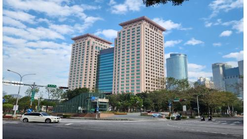 &nbsp;板橋車站主體為地上25層及地下5層的建築，總樓地板面積為30餘萬平方公尺，建築物高度116.8公尺，開挖深度25公尺，為全台樓層第二高的車站建築，匯集台鐵、高鐵、公車、國道客運、捷運板橋線及環狀線，並結合商業及文化等多元機能。
&nbsp;