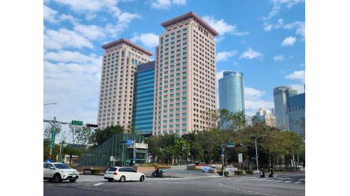 &nbsp;板橋車站主體為地上25層及地下5層的建築，總樓地板面積為30餘萬平方公尺，建築物高度116.8公尺，開挖深度25公尺，為全台樓層第二高的車站建築，匯集台鐵、高鐵、公車、國道客運、捷運板橋線及環狀線，並結合商業及文化等多元機能。
&nbsp;