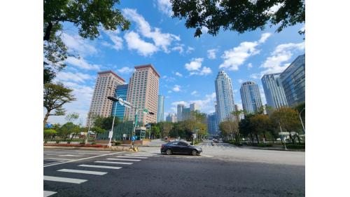 &nbsp;板橋車站主體為地上25層及地下5層的建築，總樓地板面積為30餘萬平方公尺，建築物高度116.8公尺，開挖深度25公尺，為全台樓層第二高的車站建築，匯集台鐵、高鐵、公車、國道客運、捷運板橋線及環狀線，並結合商業及文化等多元機能。
&nbsp;