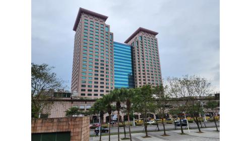 &nbsp;板橋車站主體為地上25層及地下5層的建築，總樓地板面積為30餘萬平方公尺，建築物高度116.8公尺，開挖深度25公尺，為全台樓層第二高的車站建築，匯集台鐵、高鐵、公車、國道客運、捷運板橋線及環狀線，並結合商業及文化等多元機能。