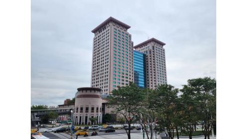 &nbsp;板橋車站主體為地上25層及地下5層的建築，總樓地板面積為30餘萬平方公尺，建築物高度116.8公尺，開挖深度25公尺，為全台樓層第二高的車站建築，匯集台鐵、高鐵、公車、國道客運、捷運板橋線及環狀線，並結合商業及文化等多元機能。
&nbsp;