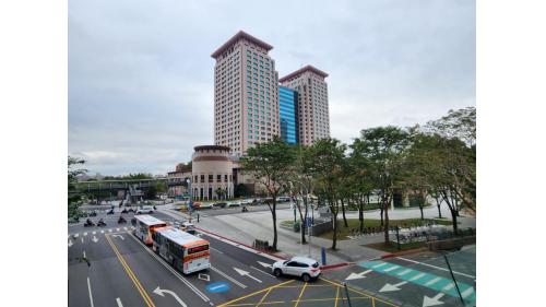 &nbsp;板橋車站西門旁新府路。
&nbsp;