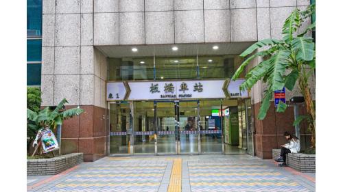 &nbsp;板橋車站東1門。