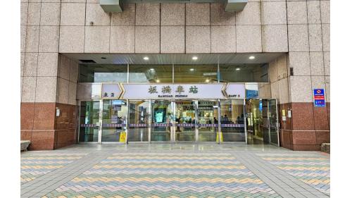 &nbsp;板橋車站東2門與捷運環狀線及板橋客運相鄰，東2門上方空廊可連通環狀線及板橋客運。