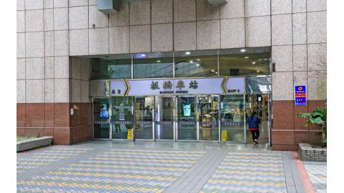 &nbsp;板橋車站東2門與捷運環狀線及板橋客運相鄰，東2門上方空廊可連通環狀線及板橋客運。