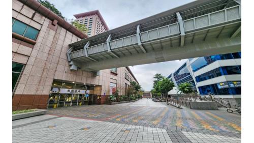 &nbsp;板橋車站東2門與捷運環狀線及板橋客運相鄰，東2門上方空廊可連通環狀線及板橋客運。
&nbsp;