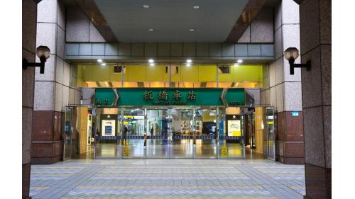 &nbsp;板橋車站南2門。